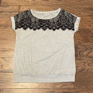 🌸NWOT🌸 Medium Mountain Valley Gray & Lace Shirt